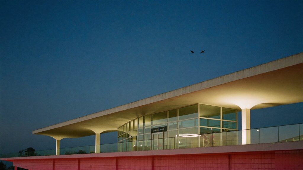 Prédio público de arquitetura modernista brasileira ao entardecer